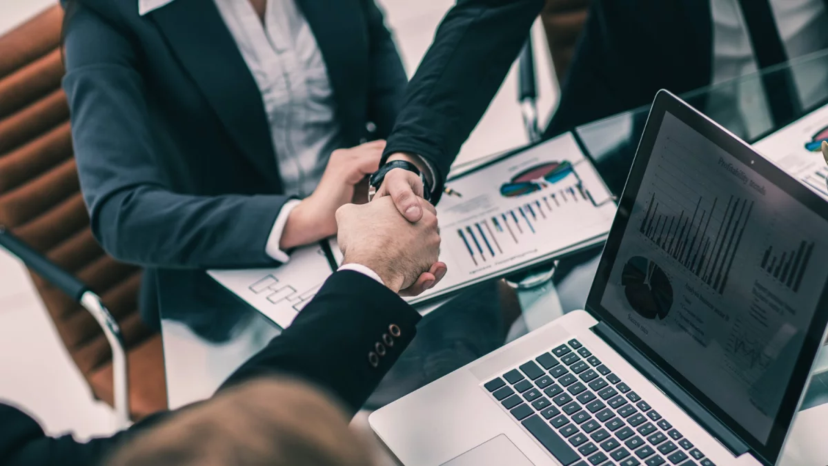 Najlepsze kosmetyki wielozadaniowe 2025: jak wybrać produkty 3 w 1 (krem + podkład + SPF) — test, składniki i polecane marki